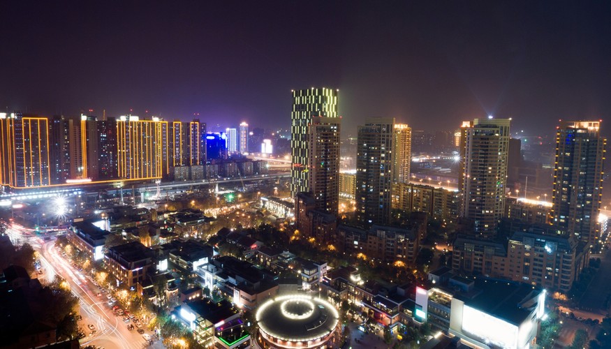 10. Hubei – Całkowite PKB tego centralnie położonego regionu Chin w 2011 roku wyniosło 303.31 mld dol., co w przeliczeniu na głowę mieszkańca wynosi 5,269 dol. Wynik ten oznacza, że liczące ponad 57 mln mieszkańców Hubei osiągnęło w 2011 roku prawie taki poziom PKB, jak Grecja w 2010 roku.  Na zdj. Stolica prowincji Hubei - Wuhan, Chiny.