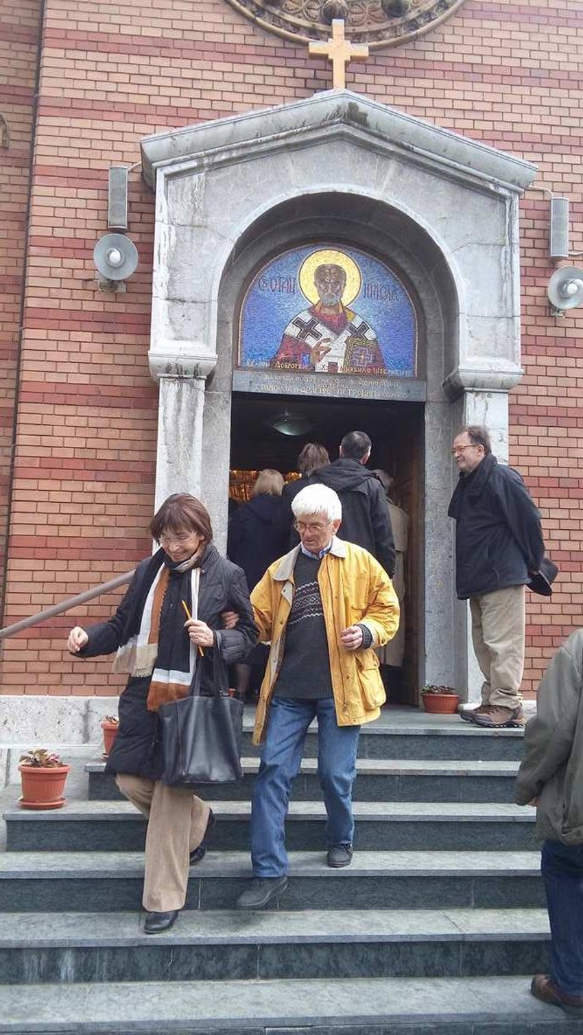 Glumica Rada Đuričin ispred kapele na Novom groblju