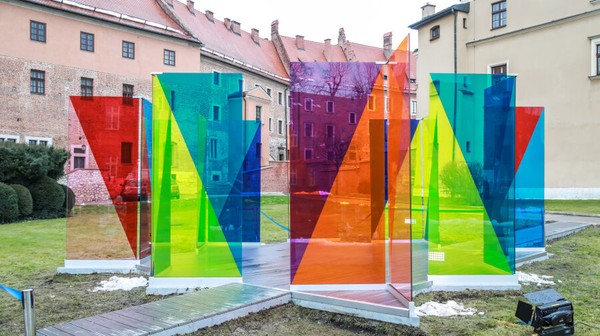 – Wyspia to Wyspiański – otwarty, bezgraniczny, nieskończony. Ale też „wyspa – fragment, odrębne miejsce, które, mam nadzieję, zmienia naszą optykę i pozwala na zobaczenie świata w zdecydowanych, intensywnych kolorach – mówi Kinga Nowak, autorka instalacji.