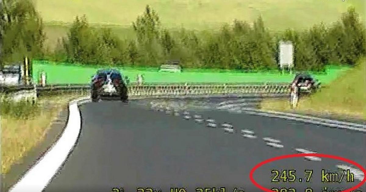  Kierowca Mercedesa jechał ponad 240 km/h. Policjanci zatrzymali go dopiero na światłach