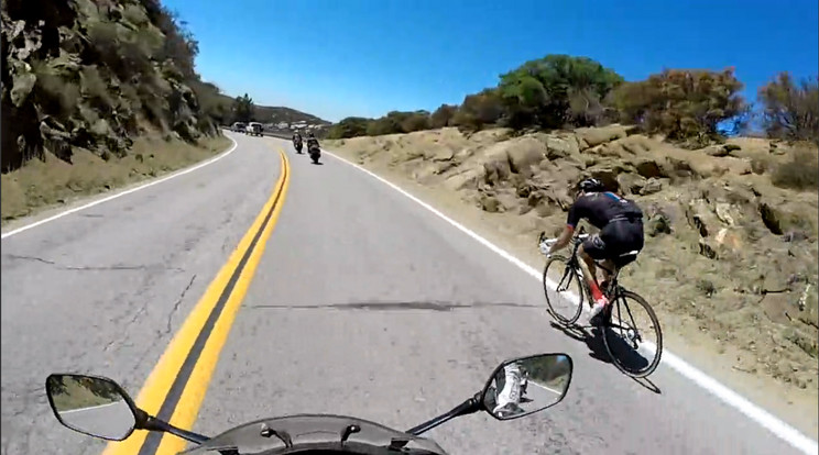 80 km/órás sebességgel közlekedő motoros bandát hagyott le egy biciklis / Grabb: LiveLeak