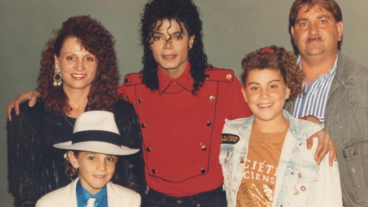 Dwuczęściowy film dokumentalny HBO "Leaving Neverland" przedstawia zwierzenia dwóch mężczyzn, którzy jako dzieci przyjaźnili się z Michaelem Jacksonem. Dziś opowiadają o swoich relacjach z Królem Popu. Dokument miał swoją światową premierę na tegorocznym festiwalu filmowym Sundance. W Polsce film będzie dostępny w HBO GO od 8 marca, premiera na antenie HBO zaplanowana jest na kwiecień.