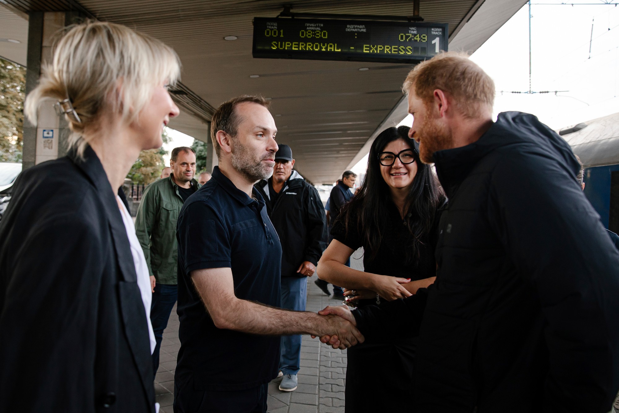 Princ Harry pricestoval na neohlásenú návštevu Ukrajiny.