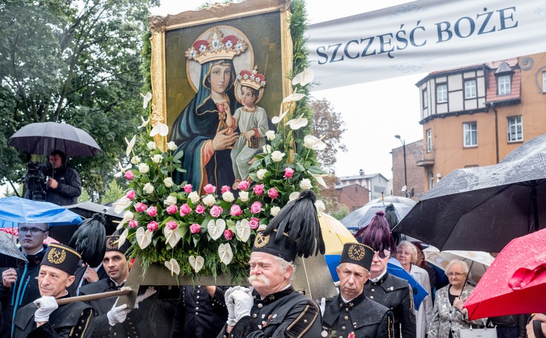 Procesja z obrazem Matki Bożej w Piekarach Śląskich