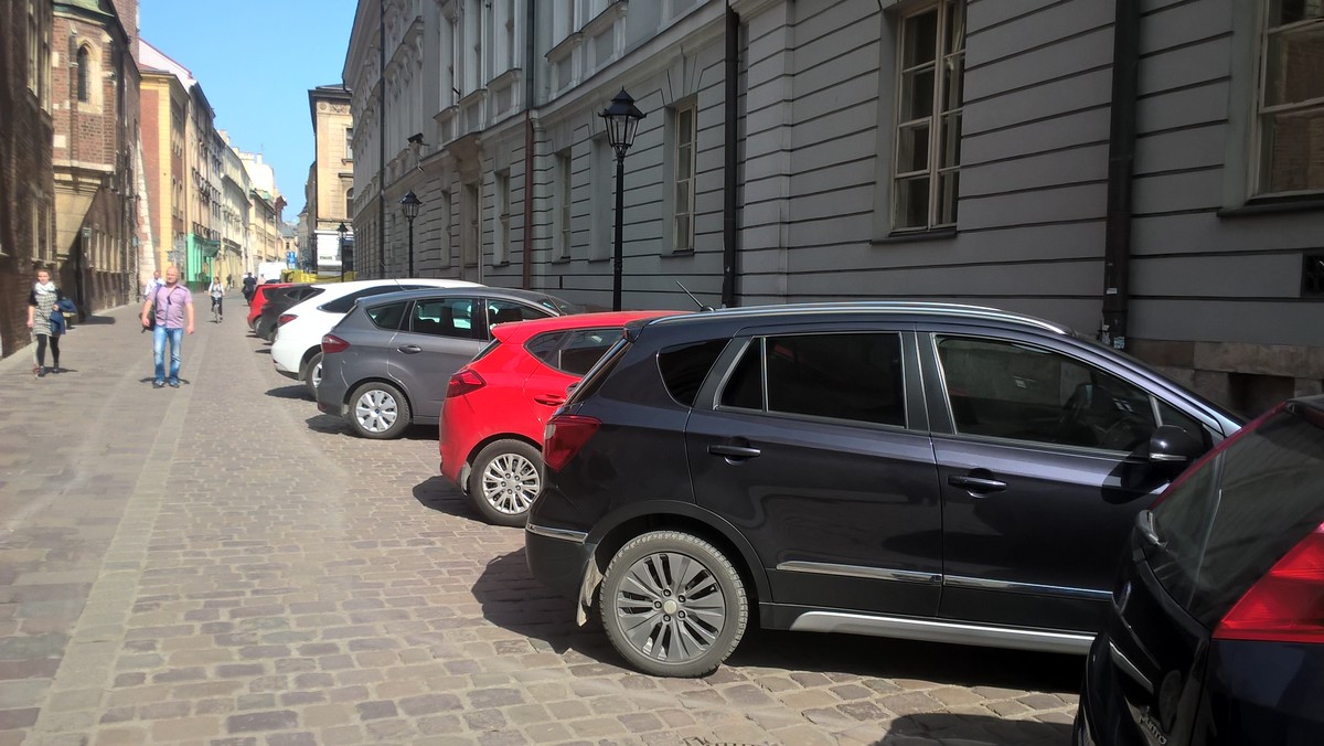 Urzędnicy chcą w najbliższych latach wybudować w Krakowie 25 parkingów. Prace nad powstaniem trzech z nich mają rozpocząć się jeszcze w tym roku. W przeciągu najbliższych czterech lat miasto ma pokryć sieć parkingów typu "parkuj i jedź". Łącznie mają one pomieścić ok. 2 tys. samochodów. Szkopuł w tym, że to nie pierwsza magistracka wizja. Cztery lata temu przedstawiciele urzędu zapowiadali budowę 55 parkingów. Z tamtych planów niewiele udało się jednak zrealizować.