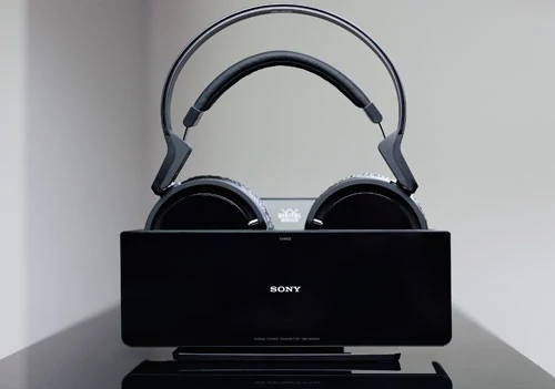 Słuchawki bezprzewodowe Sony MDR-RF4000K w stacji dokującej TMR-RF400