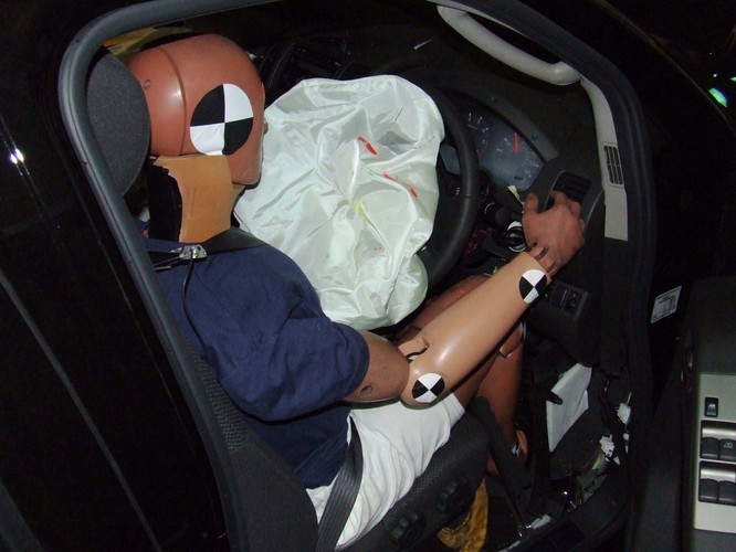 Kierowca Nissana Navary mógłby nie przeżyć