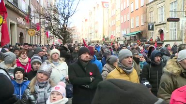 Tłumy przed wejściem do Bazyliki Mariackiej