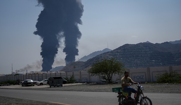 Dim nakon udara oborenog drona na naftno postrojenje u Fudžajrahu, Ujedinjeni Arapski Emirati, 14. marta