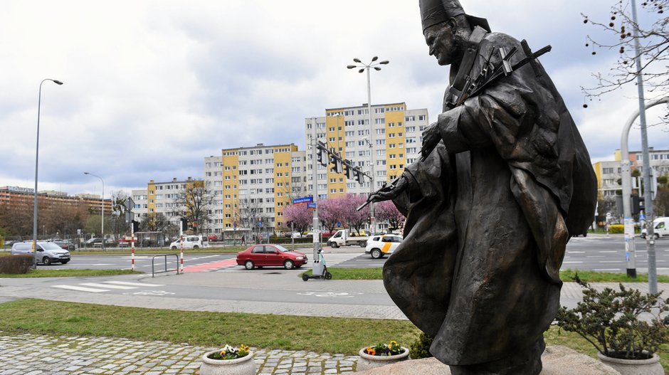 Pomnik papieża przy kościele im. św. Maksymiliana Marii Kolbego we Wrocławiu