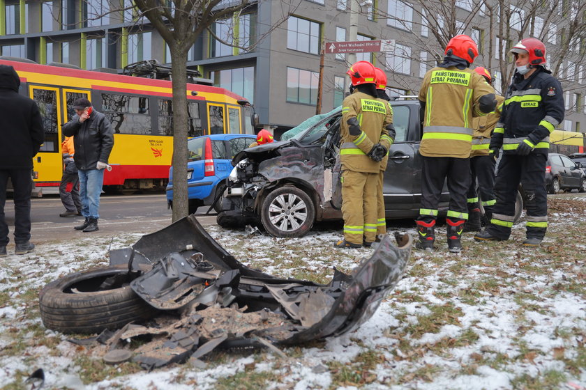 Auto zakleszczone między tramwajami