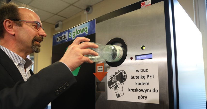 Gotówka za butelki. Pierwszy taki automat w Krakowie