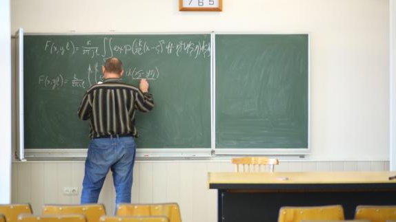 Nauczyciel: Co miesiąc na moim koncie ląduje od 6 do 7,5 tys. zł. Nie chcesz się zamienić 