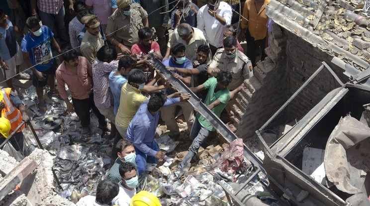 Összeomlott egy lakóház Indiában