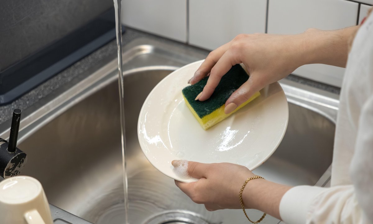 Ukryte zagrożenie związane z gąbką kuchenną. Nie chodzi o bakterie