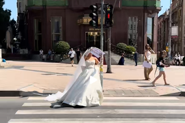 Beograđani mislili da HALUCINIRAJU! Mlada šetala Terazijama s TRANSPARENTOM i natpisom zbog kog su svi prvo ZANEMELI, a onda PRASNULI U SMEH