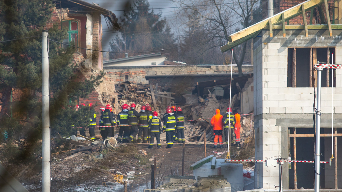 Prokuratura wszczęła śledztwo w sprawie sobotniego zawalenia się kamienicy w Sosnowcu. Budynek runął najprawdopodobniej na skutek wybuchu gazu z butli. Zginęła starsza kobieta, a jej mąż z poważnymi obrażeniami trafił do szpitala.