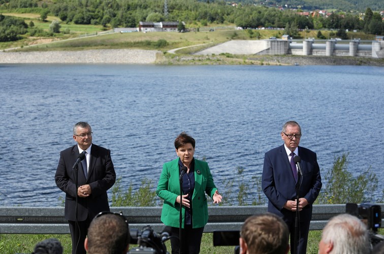 Premier Szydło na otwarciu zbiornika w Świnnej-Porębie