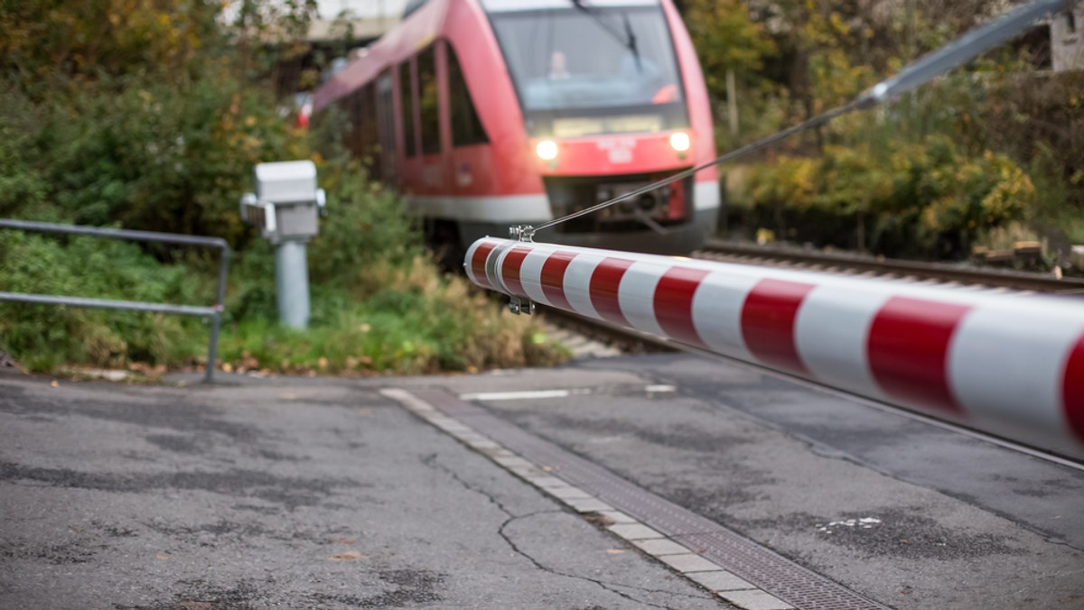 Wszystkie 834 przejazdy kolejowo-drogowe w woj. warmińsko-mazurskim zostaną do końca maja oznakowane żółtymi naklejkami, które ułatwią zgłaszanie sytuacji awaryjnych. Akcja ma zwiększyć bezpieczeństwo kierowców i pasażerów pociągów.