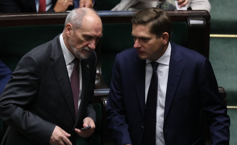 Były wiceminister obrony narodowej Bartosz Kownacki i Antoni Macierewicz, były szef MON