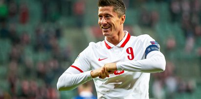 Robert Lewandowski pręży muskuły po porannym treningu na siłowni. Zrzuca świąteczne kilogramy? 