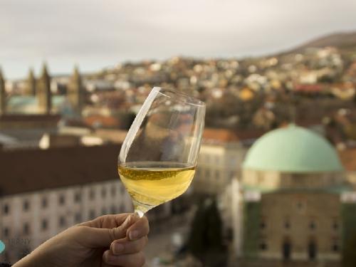 A különleges ételek mellett finom borok is várnak ránk