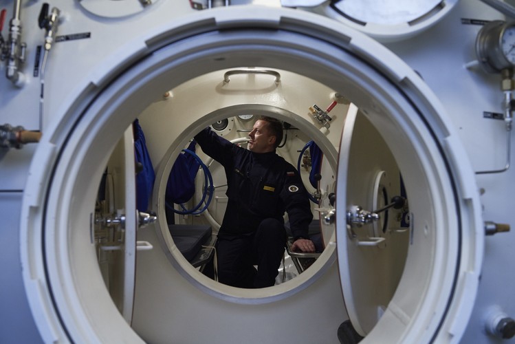 Wartość zlecenia na budowę trzech okrętów projektu 258 Kormoran II to ok. 1,2 mld zł.
<br>
Na zdjęciu:  Marynarz w komorze hiperbarycznej na pokładzie nowego okrętu, niszczyciela min ORP „Kormoran”