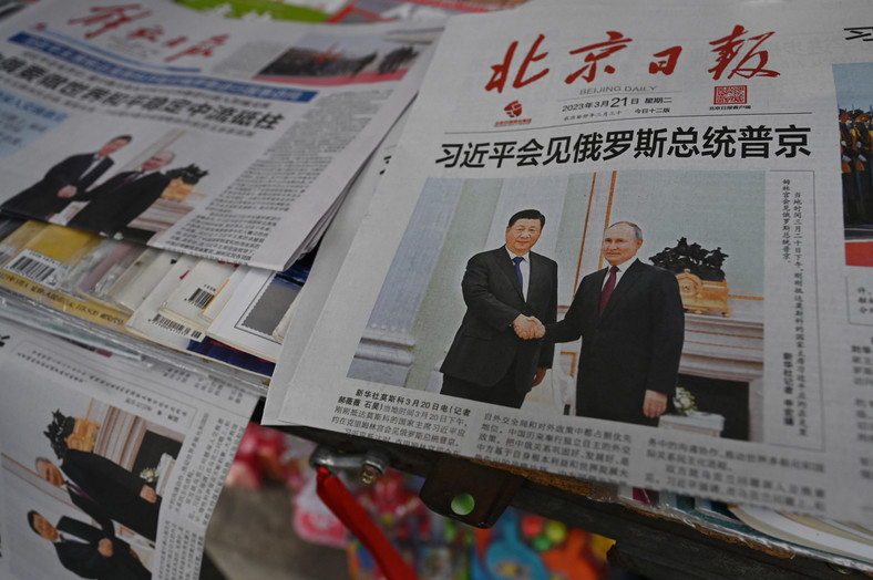 Gazety ze zdjęciem przedstawiającym prezydenta Chin Xi Jinpinga z prezydentem Rosji Władimirem Putinem w Moskwie, 21 marca 2023 r.