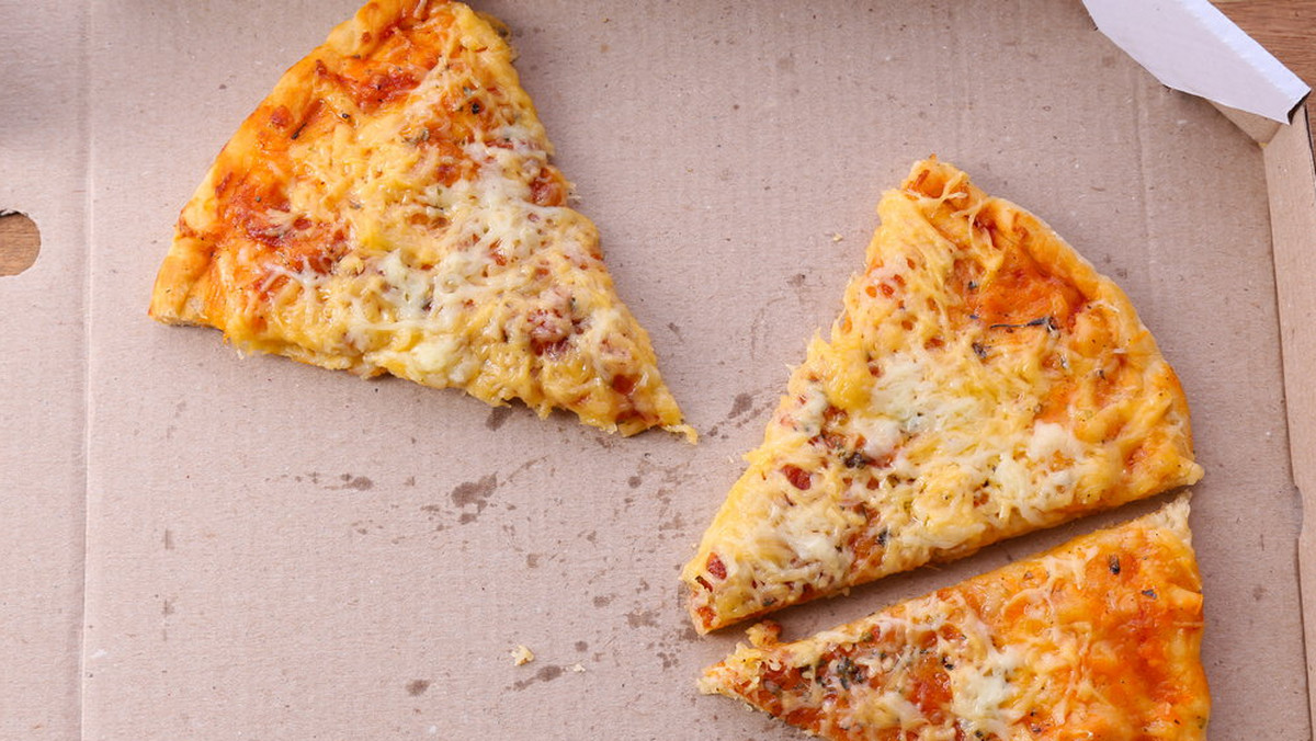 Proces w sprawie uderzenia przechodnia kawałkiem pizzy ruszył dziś przed Sądem Rejonowym w Gryfinie (Zachodniopomorskie). Do incydentu doszło podczas zeszłorocznej gryfińskiej manifestacji "Łańcuch światła". Pizzę na twarzy przechodnia miał rozsmarować radny powiatowy.