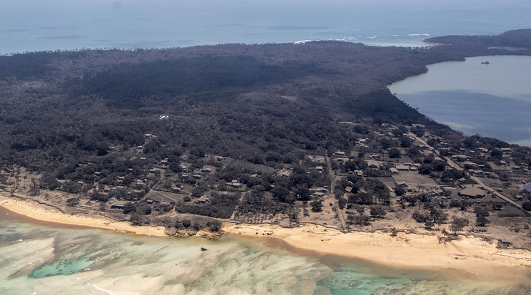 Az új-zélandi hadsereg által 2022. január 18-án közreadott légi felvétel a pusztítás nyomairól Tongán a Hunga Tonga-Hunga Ha'apai vulkán kitörése után két nappal, január 17-én. A vulkánkitörés hatalmas károkat okozott a főszigeten, Tongatapun és a hozzá tartozó mintegy 170 szigeten és zátonyon, a vulkanikus tevékenység utáni szökőár elérte Japán, az Egyesült Államok, Új-Zéland és több latin-amerikai ország partjait is. / Fotó: MTI/AP/Új-zélandi hadsereg/Vanessa Parker