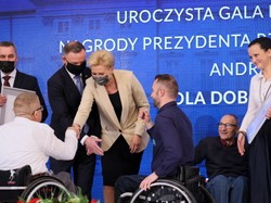 Nieprzemyślany oversize: Agata Duda w źle dobranej marynarce. FOTO