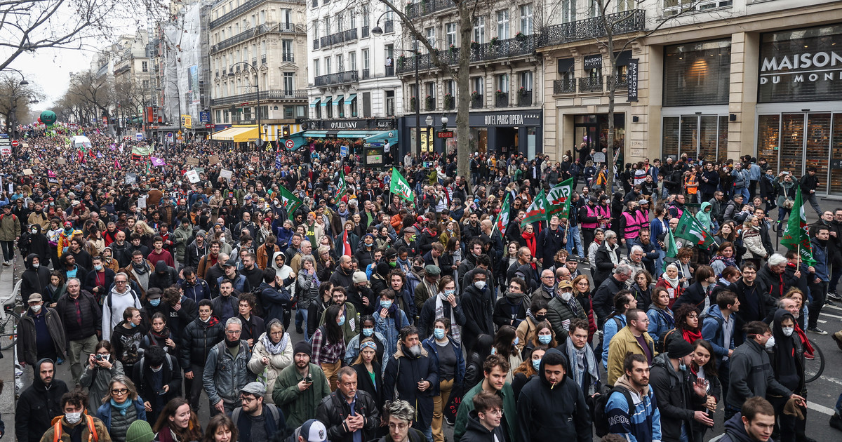 Nombre record de manifestations en France.  « Macron se prend pour Louis XIV »