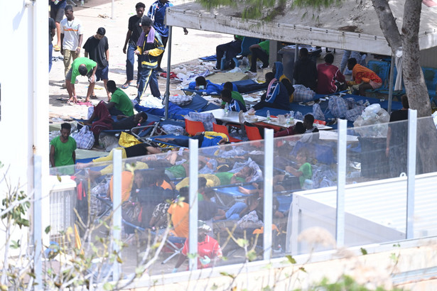 Kolejne łodzie z migrantami na Lampedusie, bunt władz regionalnych