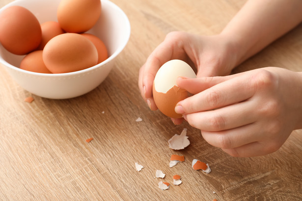 Najtrudniej obiera się świeże jaja. Ma to związek z ich kwasowością. Naturalne pH ma odczyn równy 7