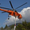 Helikopter gasi požar u Psati, u okolini Atine | Foto: EPA