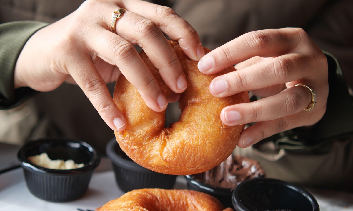 Puszyste pączki, których nie trzeba smażyć. Gotowe w zaledwie 20 minut