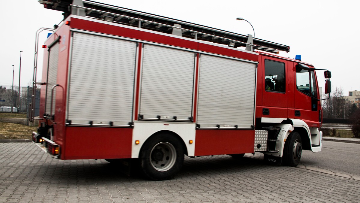 5 osób, w tym dwoje dzieci w wieku 3 i 5 lat trafiło wczoraj późnym wieczorem do szpitala z objawami podtrucia tlenkiem węgla w wyniku pożaru w domowym warsztacie stolarskim w Soli, w powiecie żywieckim.