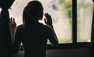 Europa przedłuża restrykcje: Wydłużone lockdowny, godzina policyjna, zawieszone nabożeństwa