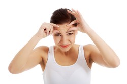 Nie marszcz czoła, bo będziesz mieć zmarszczki. Rady dermatologa