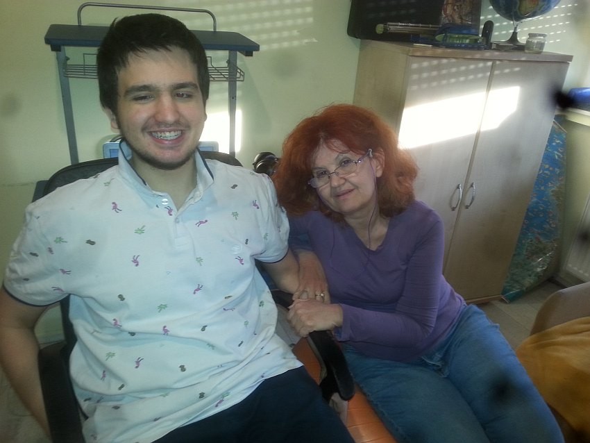 Aleksandar s mamom Dejanom