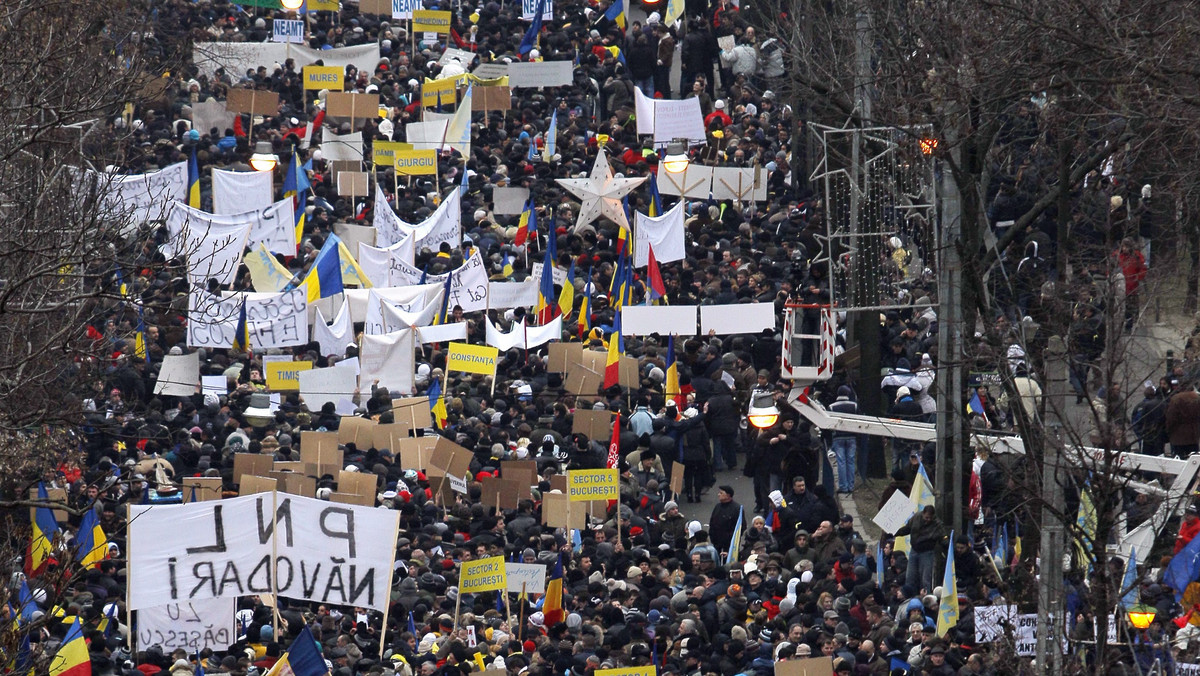 Tysiące ludzi przemaszerowały dzisiaj ulicami Bukaresztu, żądając dymisji prezydenta Traiana Basescu i gabinetu premiera Emila Boca za prowadzoną przez władze politykę oszczędności. Według policji demonstrowało ok. 7 tys. osób.