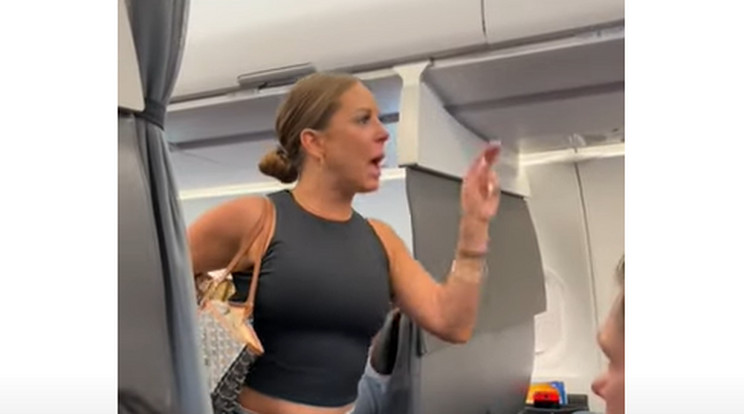 Hatalmas jelenetet rendezett egy nő a repülőn / Fotó: Youtube