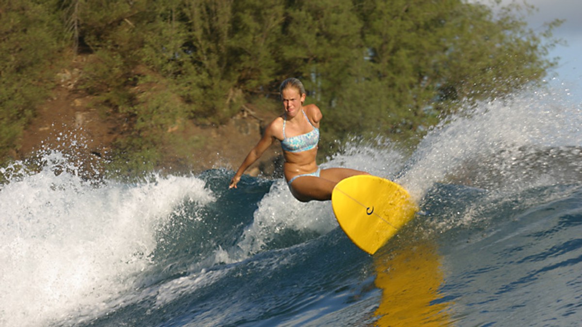 Jest jedną z 25 zawodowych surferek świata, chociaż ma powody, by panicznie bać się oceanu. Bethany Hamilton, ofiara rekina, nie pozwoliła, by słowo "ofiara" na trwałe do niej przylgnęło.