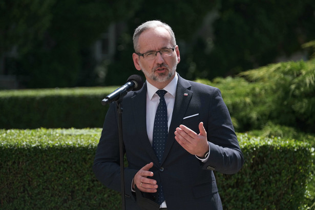 Warszawa, 06.07.2021. Koronawirus w Polsce. Minister zdrowia Adam Niedzielski podczas konferencji prasowej przed Ministerstwem Zdrowia w Warszawie, 6 bm. Zakończyło się posiedzenie sztabu dotyczącego sytuacji epidemicznej w Polsce. (kf) PAP/Mateusz Marek