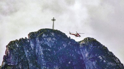 Śmigłowiec TOPR w drodze na Giewont