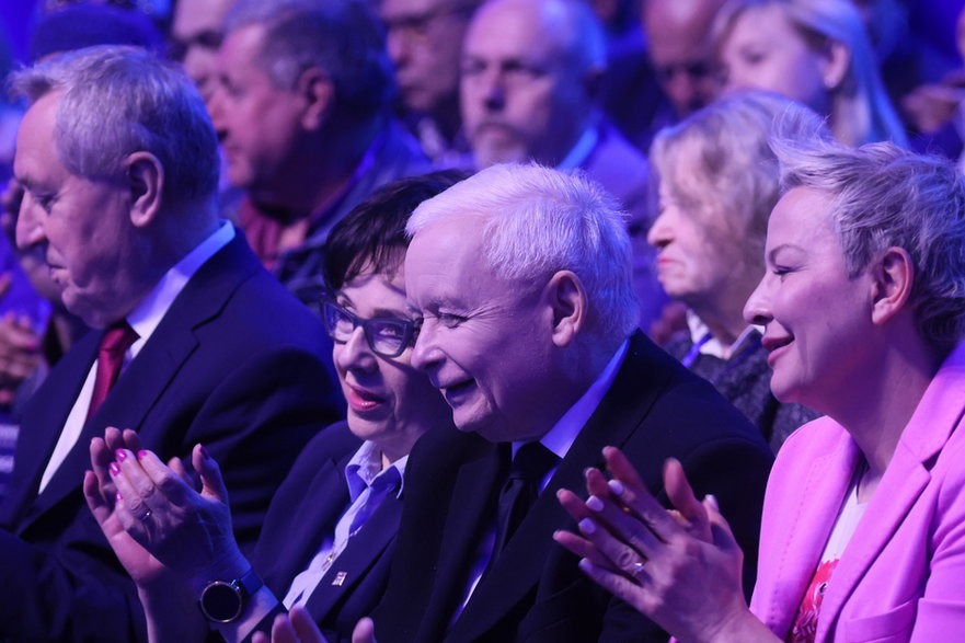 Marszałek Sejmu Elżbieta Witek i prezes Jarosław Kaczyński podczas drugiego dnia konwencji programowej PiS w Warszawie. 14 maja 2023 r.