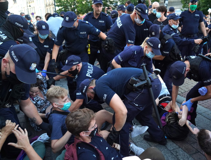 Zatrzymano Amerykankę podczas protestu działaczy LGBT w Warszawie!