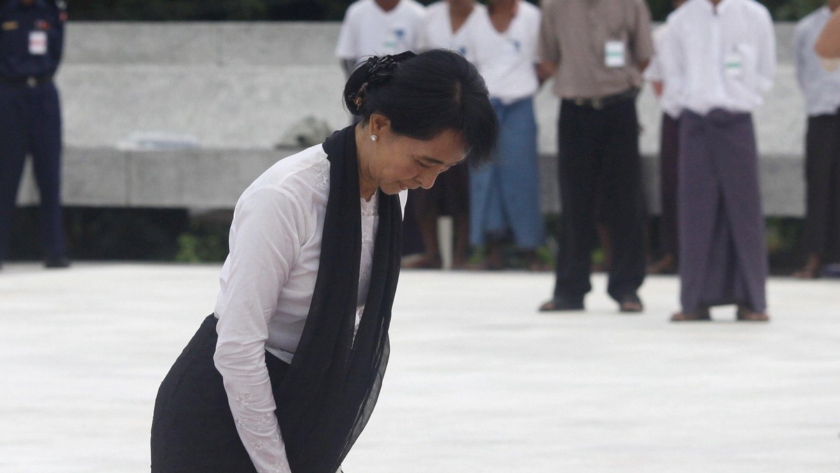 Przywódczyni birmańskiej opozycji Aung San Suu Kyi spotka się w poniedziałek z przedstawicielem władz, ministrem pracy Aung Kyi. To pierwsze oficjalne spotkanie opozycjonistki z wspieranym przez juntę rządem cywilnym - zauważa Reuters.