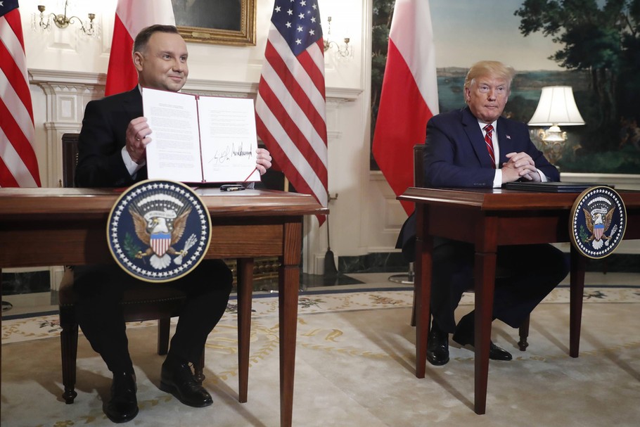 Prezydenci Andrzej Duda i Donald Trump po podpisaniu deklaracji dotyczącej obecności sił zbrojnych USA w Polsce. Waszyngton, 12 czerwca 2019 r.