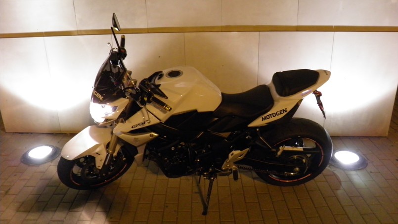 Suzuki GSR 750